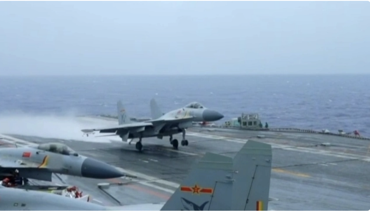 殲-15為中國自研首型固定翼艦載戰鬥機，被視為航母作戰群的核心戰力，具備全天候、全空域精確打擊能力。 圖：翻攝自 央視新聞