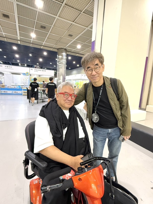 郝明義(左)與大韓出版協會尹哲鎬會長(右)。 圖：取自臉書/郝明義Rex How