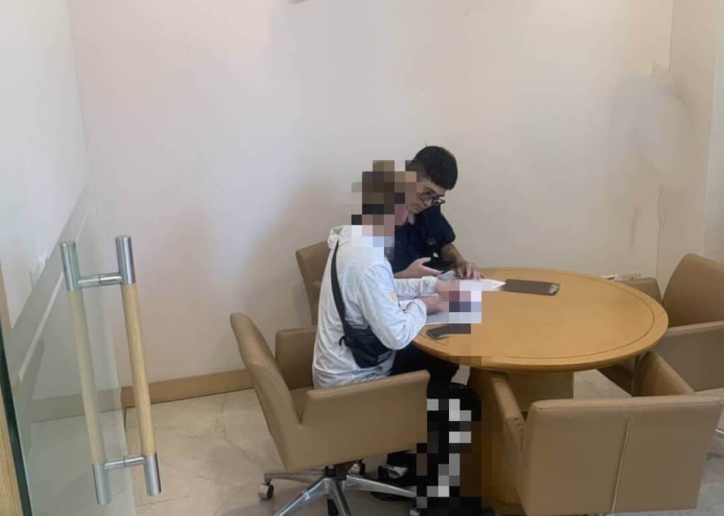 台中陳姓男子（前）日前透過「抖音」認識女網友，對方稱可加入投資外匯賺佣金，他依指示到銀行開外幣帳戶，行員發現有異報案，員警到場確認為詐騙手法及時阻詐。（翻攝照片）中央社記者蘇木春傳真  114年6月24日
