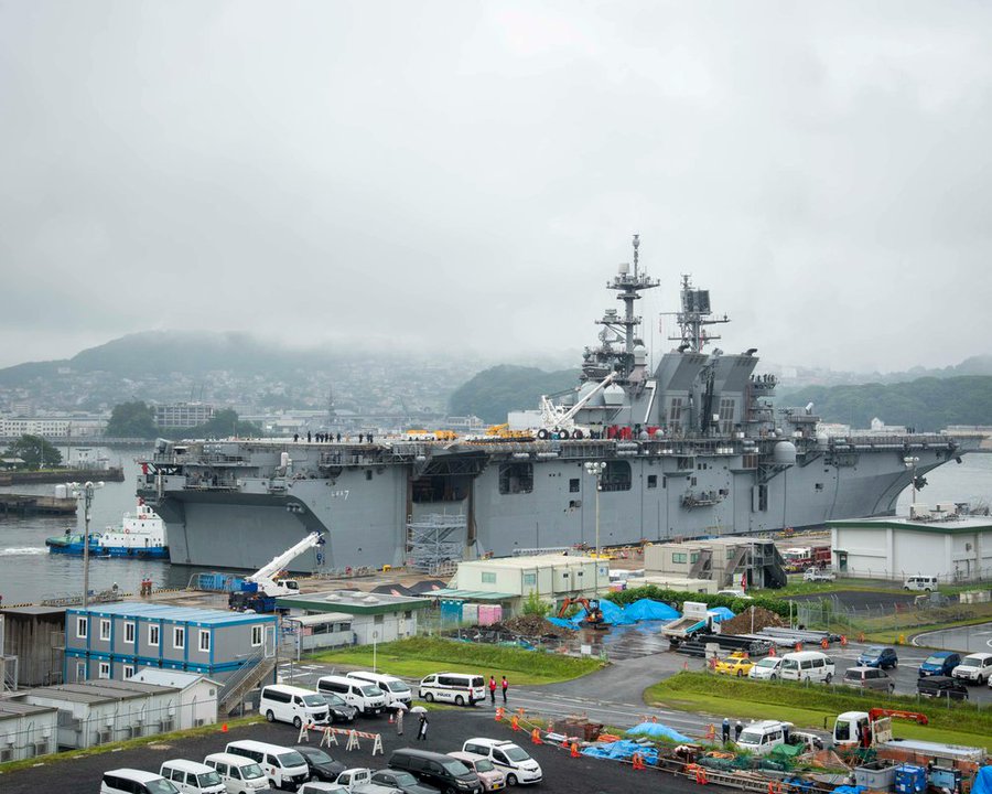 美國海軍美利堅級兩棲突擊艦「的黎波里號」（LHA-7）23日抵達日本佐世保，開啟前沿部署生涯 。 圖：翻攝「X」@USForcesJapan