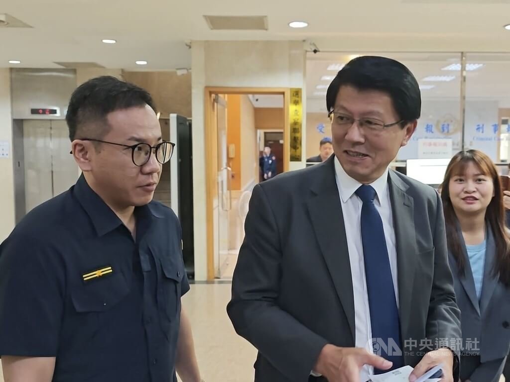 立法院113年5月間處理國會職權行使修正法案爆發衝突，民進黨立委沈伯洋、邱志偉等對國民黨立委謝龍介等提出殺人未遂、傷害等告訴。台北地檢署24日傳喚謝龍介（左2）說明。中央社記者林長順攝  114年6月24日