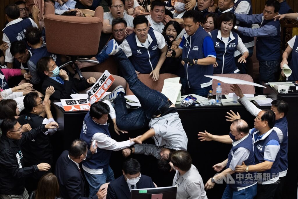 民進黨立委沈伯洋（中摔落者）等人2024年5月在立法院審議國會職權法案時，欲搶占主席台但遭國民黨立委推落，沈伯洋以倒栽蔥方式摔下，隨後被救護車送往醫院就醫。（中央社檔案照片）