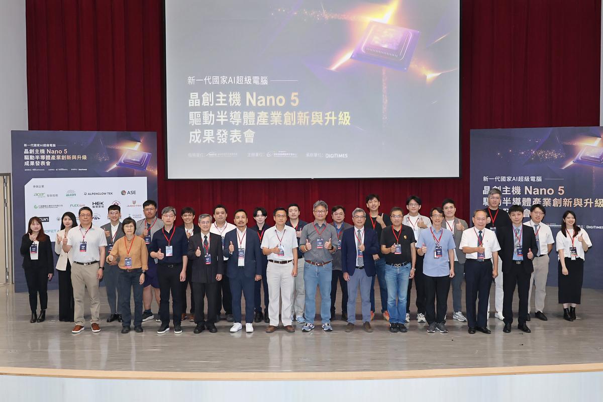 晶創驅動半導體升級成果發表會貴賓及廠商代表們合影。 圖: 國研院/提供