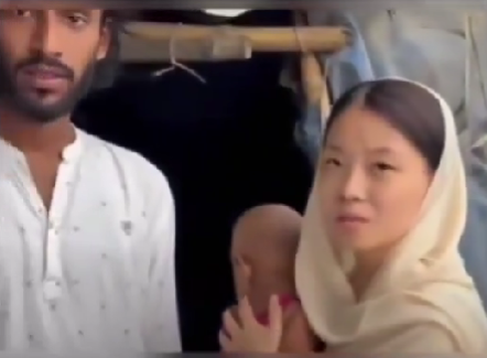 從影片畫面可見，當女子向來訪者訴說情況時，旁邊的伊朗男子神情嚴肅，頻頻以手勢制止拍攝，甚至在女子頭巾滑落時，立即為其重新蓋上。 圖:翻攝自影片