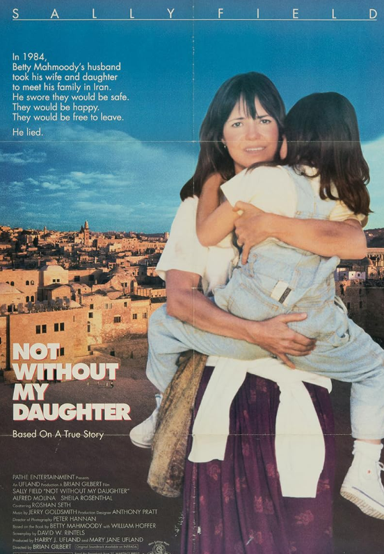 這起事件令人聯想起美國真實改編電影《狂奔天涯》（Not Without My Daughter），描述一名美國女子因婚姻被困伊朗，歷經壓迫與逃亡的真實經歷。 圖:翻攝自IMDb官網