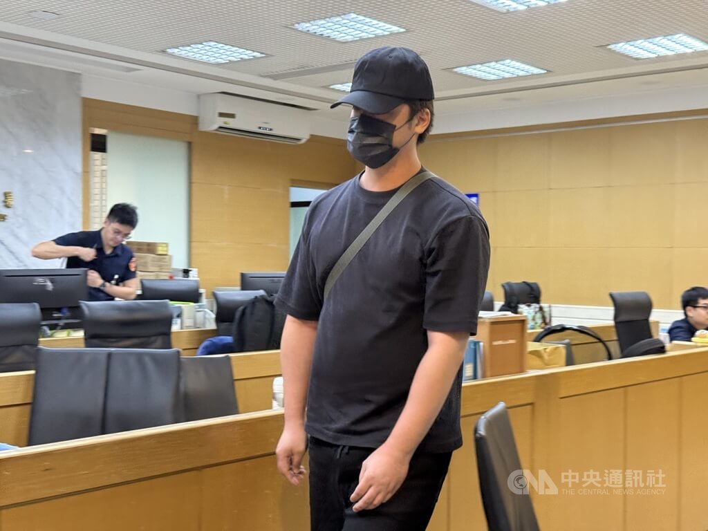 台北地檢署偵辦民進黨新北市議員陳乃瑜罷免案疑涉偽造提議書案，24日指揮調查局兵分多路搜索並約談蕭姓備補領銜人（前中）等人到案說明，傍晚移送北檢複訊。中央社記者林長順攝  114年6月24日