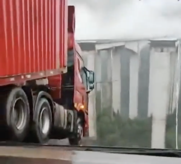 貴州三都縣境內廈蓉高速一高架橋垮塌，有貨車司機被困。 圖：翻攝自 X 趙蘭健