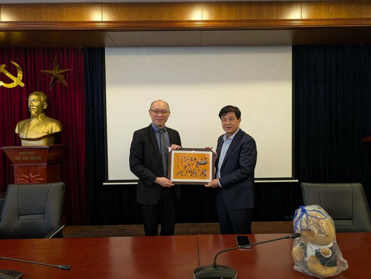 2025年越南律師聯合會會長杜玉勝(右)致贈紀念品給俞伯璋(左)。 圖：孫家銘翻攝