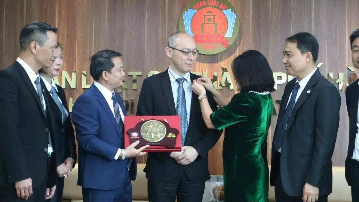俞伯璋(中)2024年於河內律師公會40周年慶期間，獲頒河內律師會之友徽章。 圖：孫家銘翻攝