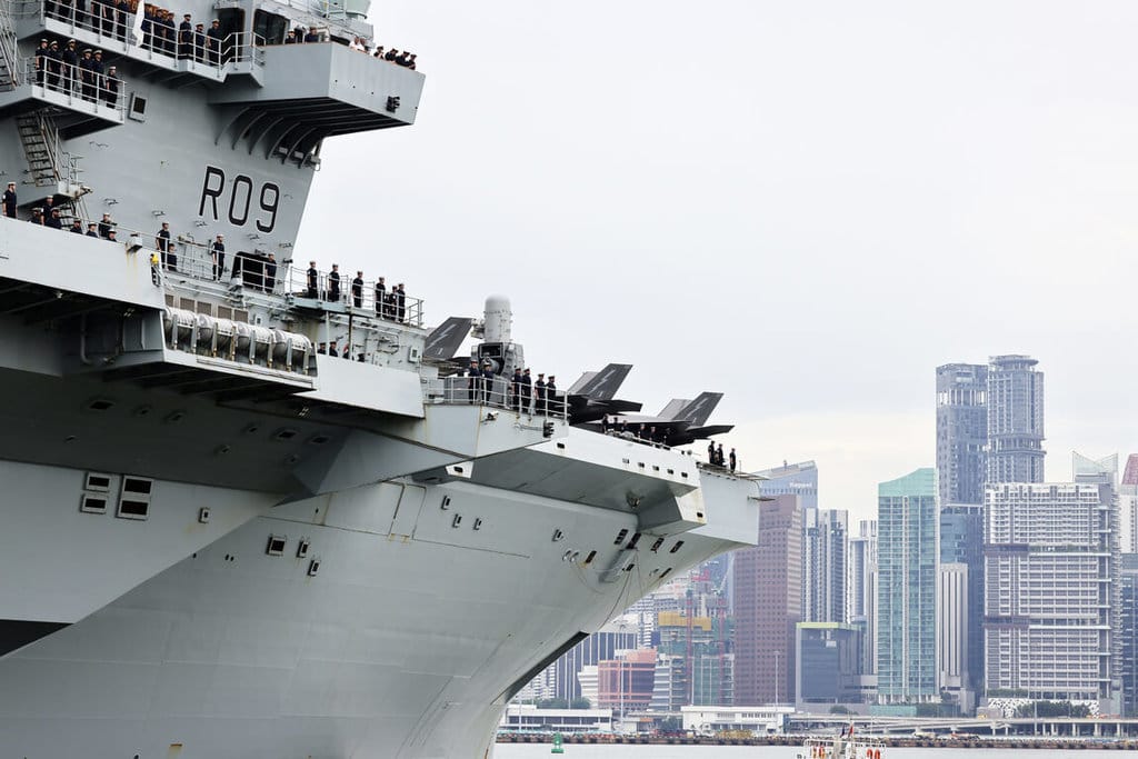 英國航空母艦威爾斯親王號（HMS Prince of Wales）23日抵新加坡靠港訪問。航艦打擊群部分編隊船艦在此之前已提前抵達。 圖：英國國防部提供