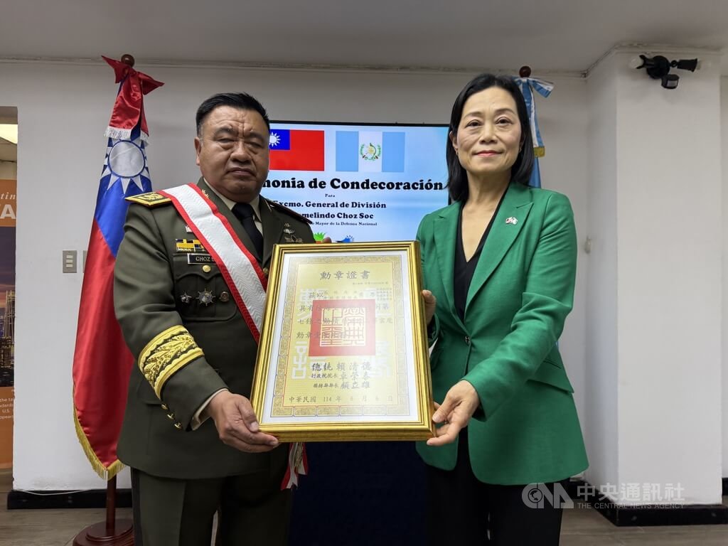 駐瓜地馬拉大使張俊菲（右）強調，裘思總長（左）力挺台瓜邦誼，擴大軍事交流、協助台灣駐瓜地馬拉武官處推動軍事外交，榮獲勳章當之無愧。中央社記者李登文瓜地馬拉市攝   114年6月25日 圖：中央社提供
