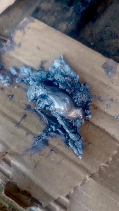 有證據指出該無人機彈頭含有燃燒化學劑，可能為鋁熱劑或鎂基成分，其燃燒效力極強，即便在沙中也無法熄滅，導致爆炸後火勢難以控制。 圖:翻攝自X帳號@cossackgundi