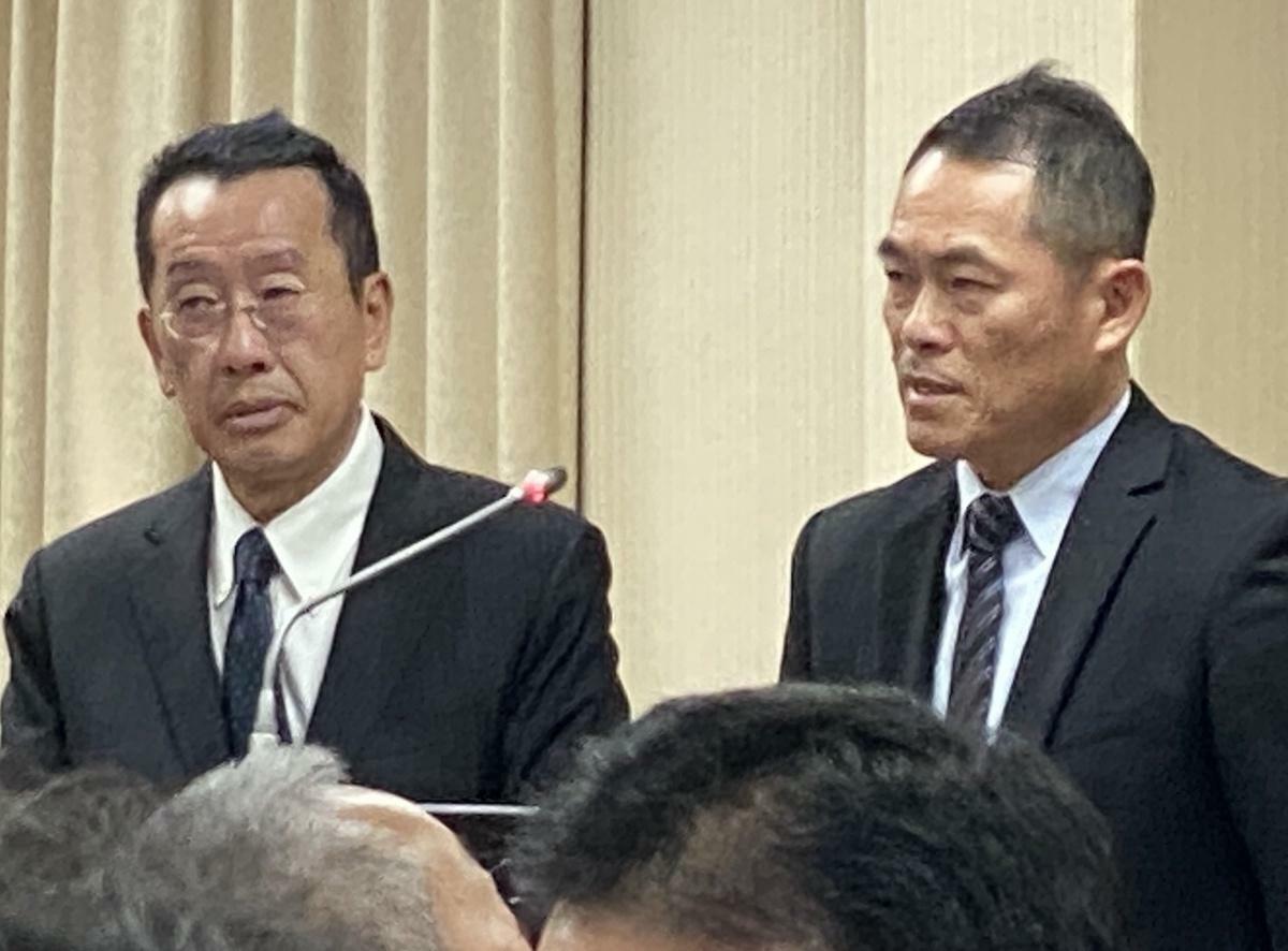 國防部長顧立雄(左)及海軍參謀長邱俊榮 圖：林朝億/攝