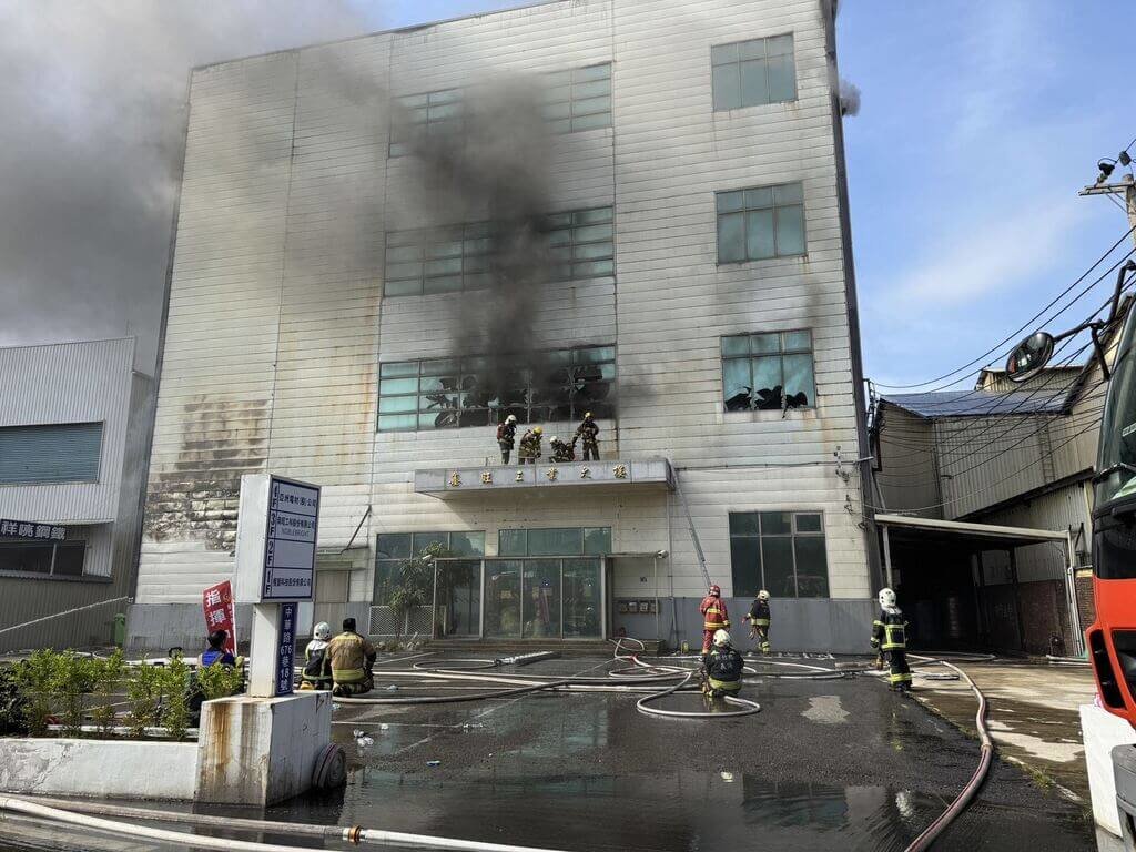 新竹縣竹北市鑫旺工業大樓25日發生火警，消防局獲報立即前往搶救，幸無人受困。（新竹縣消防局提供）中央社記者郭宣彣傳真  114年6月25日