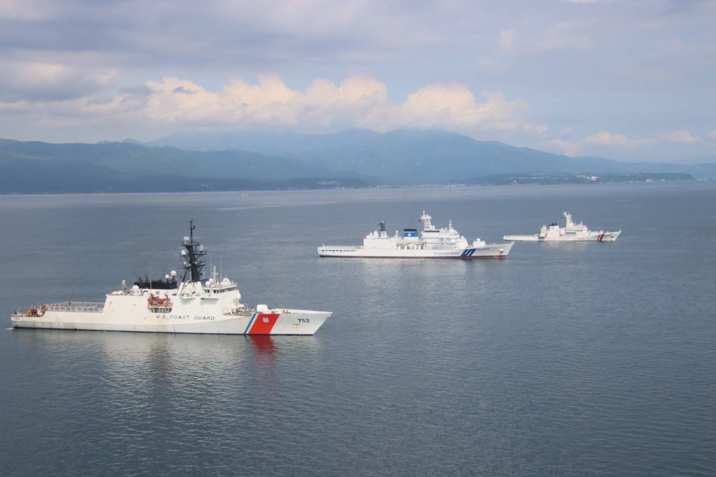 美日菲本次參與訓練的船艦，由左至右分別是美國傳奇級國家安全艦「史卓頓號」、日本巡視船「朝凪號」，以及菲律賓多功能巡邏艦「馬格巴努亞號」。船首舷號旁有彩條組成疾速條紋（Racing stripe），可以在遠距離以目視識別是哪個國家的執法船。  （圖／海上保安廳）