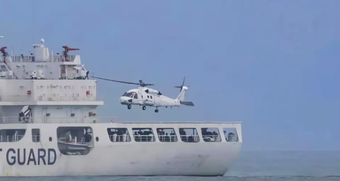 中國海警「南沙艦」（5901）上首次出現直-20 直升機進行作業。 圖:翻攝自零度Military