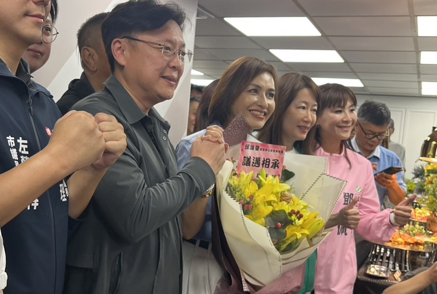 趙天麟(左二)手捧「議邁相承」的花束現身祝福邱議瑩(左三)初選順利。 圖：孫家銘攝