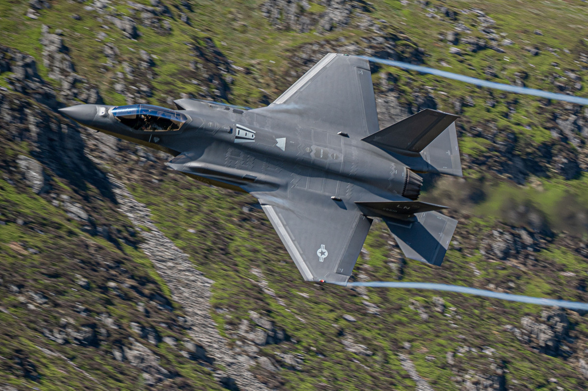 英國政府即將從美國購買 12 架可攜帶核武器的 F-35A 第五代隱形戰鬥機，強化其核威懾力量，並正式加入北約的「雙機核子任務」（dual-capable aircraft mission）。 圖:翻攝自X帳號@theF35JPO