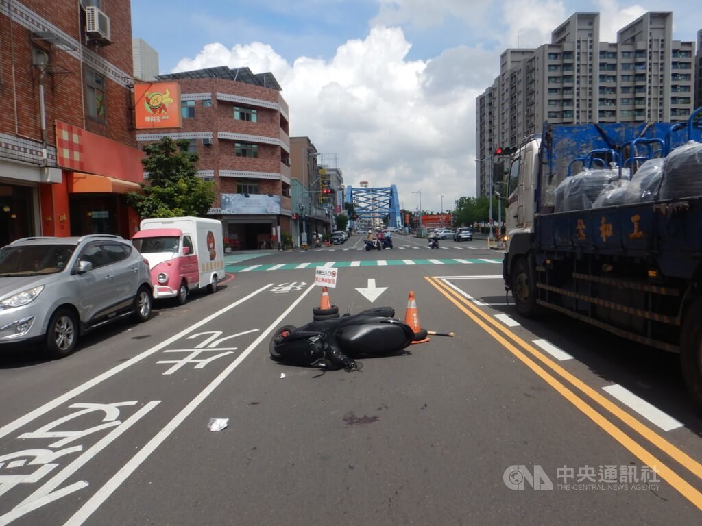 呂姓女子24日騎機車行經台中太平區新光國小前，疑因闖紅燈撞上行走在行人穿越道上的1名國小畢業生，呂女除吃上罰單，還面臨吊扣駕照1年。（翻攝照片）中央社記者蘇木春傳真  114年6月25日