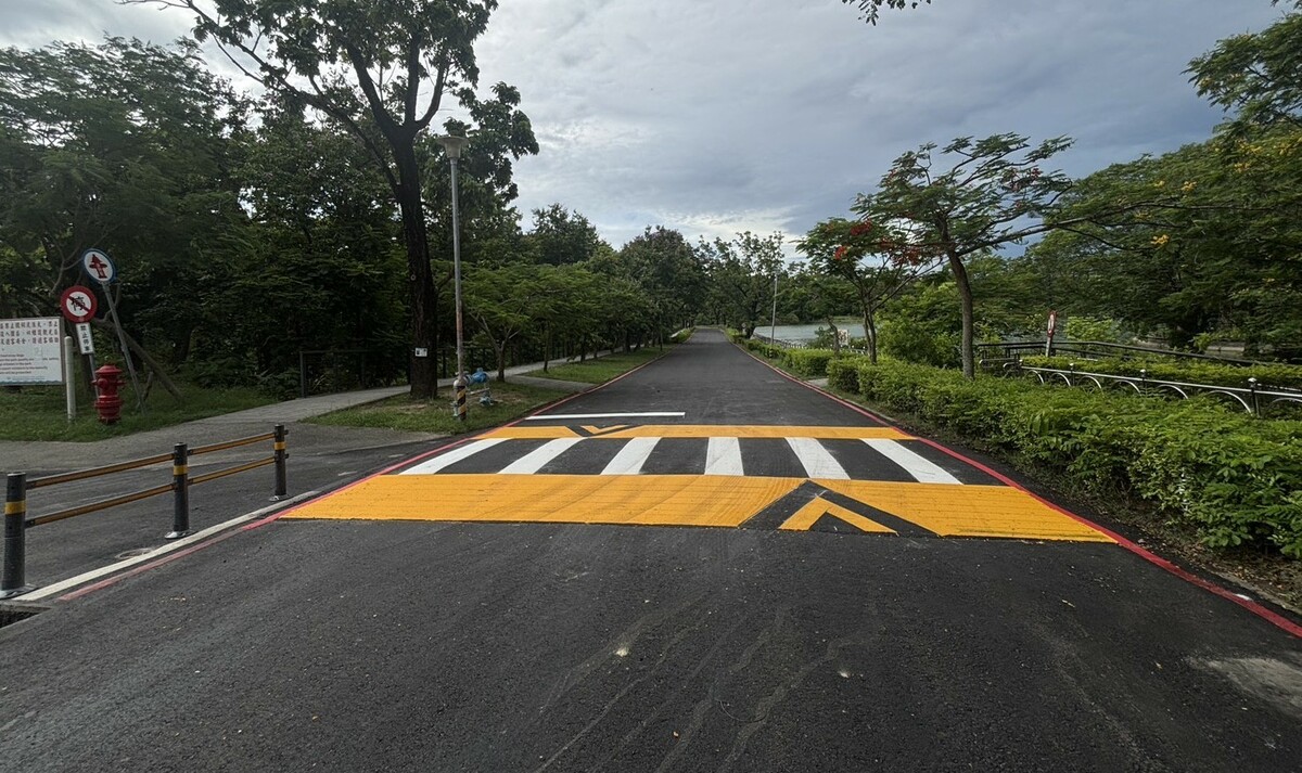 風景區內道路減速墊改為「AC型減速平台」，透過鮮明的黃色塗層搭配箭頭指向。  圖：高雄市工務局/提供