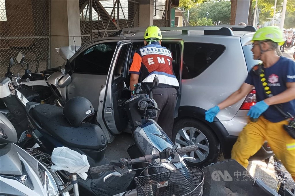 國立成功大學林姓女職員去年8月12日駕車出成大校區時，失控衝撞多輛汽機車造成1死4傷，台南地檢依過失致死罪嫌起訴。（中央社檔案照片）