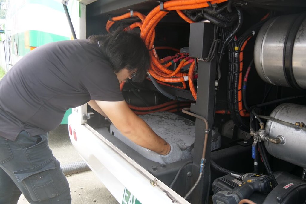 北市日前發生大都會客運電動公車火燒車，新北市交通局25日說，針對日前發生火燒車事故的同型車輛，進一步要求台北客運與三重客運640、656、637路線公車，自23日起由車廠加派技術人員進行更詳細系統總檢查。圖為車廠加派技術人員進行電池系統總檢查。（新北市交通局提供）中央社記者趙敏雅傳真 114年6月25日
