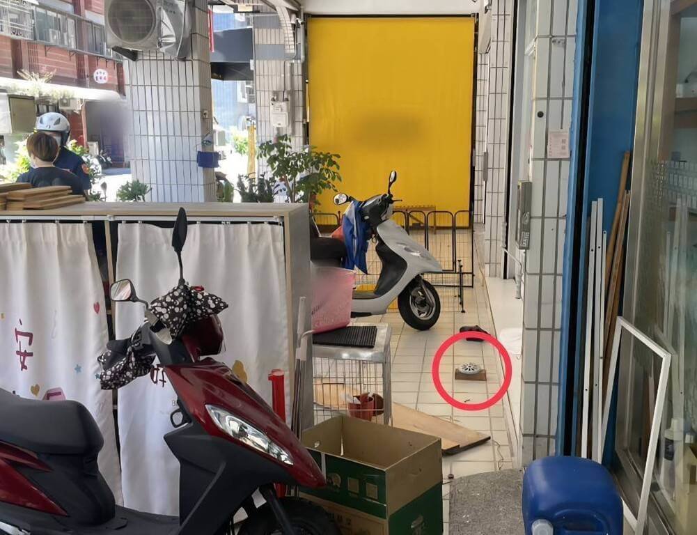 高雄小港謝姓女子因不滿蔡姓女鄰居在門口點蚊香（紅圈處）味道飄散，25日前往溝通要求熄滅遭拒，兩人甚至大打出手，也在警方到場後互提傷害告訴，全案依傷害罪嫌送辦。（高雄市小港警分局提供）中央社記者洪學廣傳真  114年6月25日