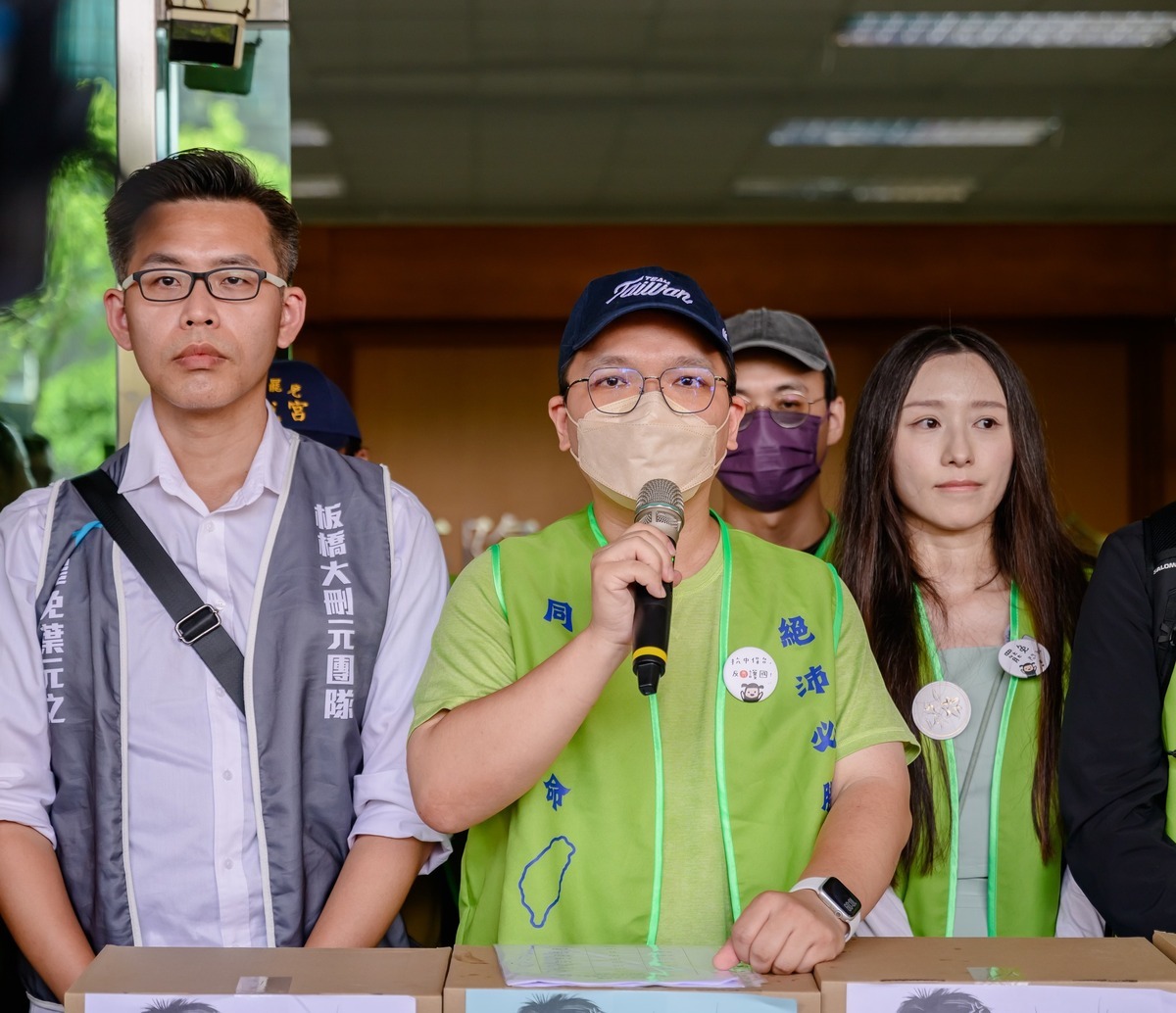 「基隆絕沛」領銜人陳青逸陳青逸（中）21日要求基市選委會提供補救機會。 圖：取自基隆絕沛臉書（資料照）