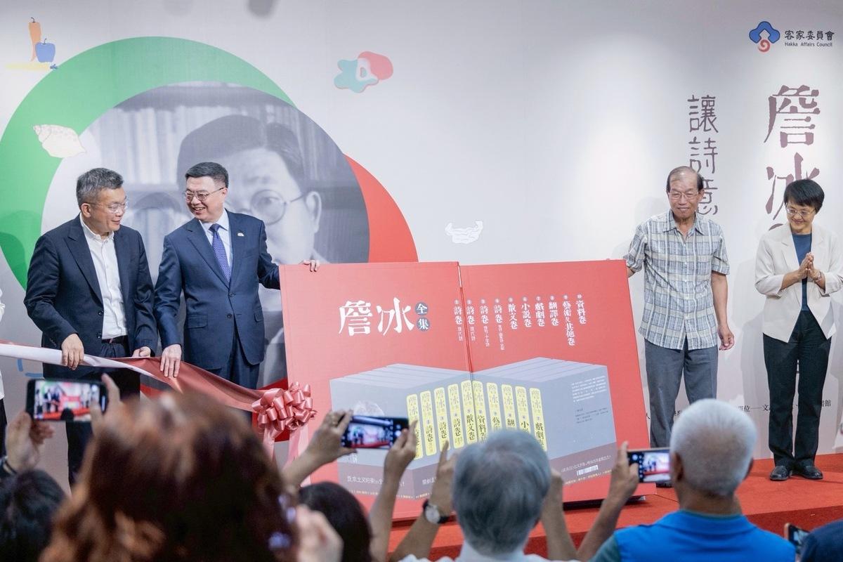 行政院長卓榮泰感謝詹冰的家屬慷慨奉獻珍藏的文學作品，不僅成為全民學習的榜樣，更變成國家的力量，讓國人感受到真善美與愛的光輝不斷發揚光大。 圖：行政院提供