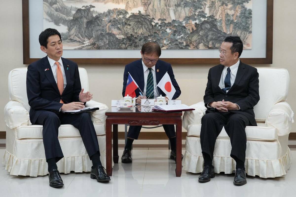 國防部長顧立雄接見日本眾議院議員小林鷹之。 圖：國防部提供