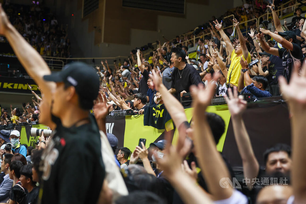 台灣職業籃球大聯盟（TPBL）新北國王前役在客場不敵高雄全家海神，讓雙方總冠軍系列戰以2比2扯平，25日回到主場新莊體育館順利搶下聽牌優勢，場邊球迷開心吶喊慶祝。中央社記者王騰毅攝  114年6月25日