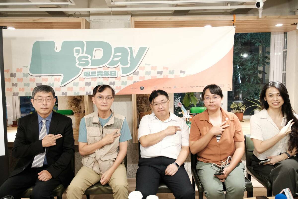 Y’s Day「週三青年日」25日晚上舉辦第111場「台海危機下的國軍再升級：制度、訓練與性別的三重挑戰」。舞台上由左至右為張國城、余宗基、胡博硯、謝昀希、陳璽安。 圖：Y’s Day「週三青年日」提供