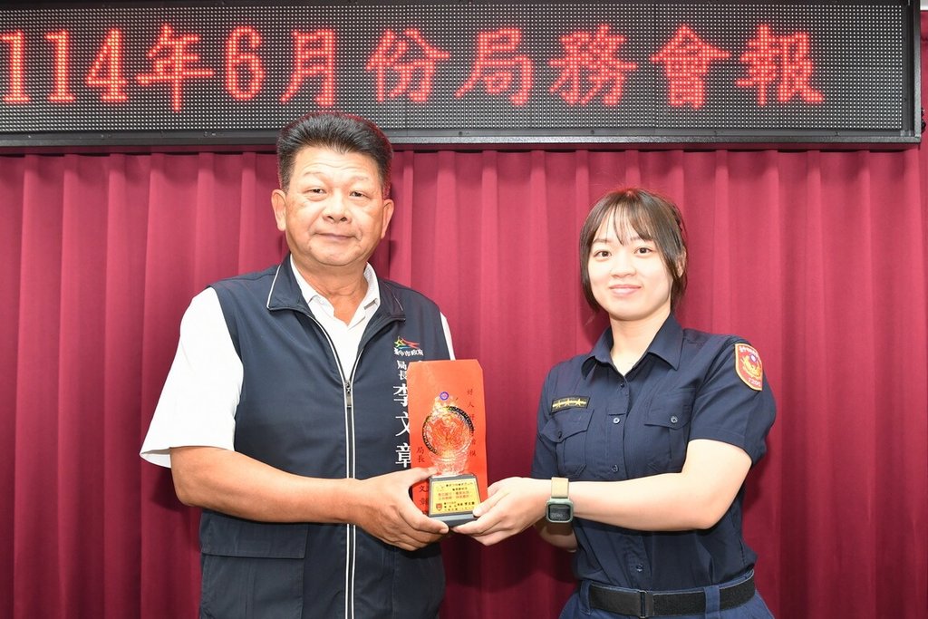 台中市豐原區日前發生住宅火警，豐東派出所警員廖婉凌（右）抵達火場，潑溼衣物後進入火場救出婦人，台中市警察局局長李文章（左）在局務會報中頒獎表揚。（警方提供）中央社記者趙麗妍傳真  114年6月26日
