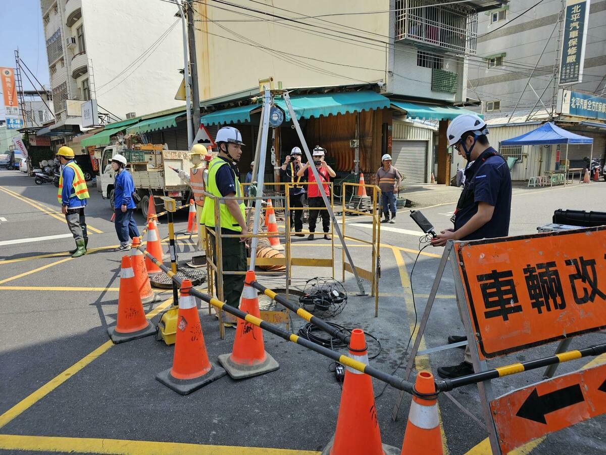 現場查看下水道內部狀況。 圖：內政部國土署提供
