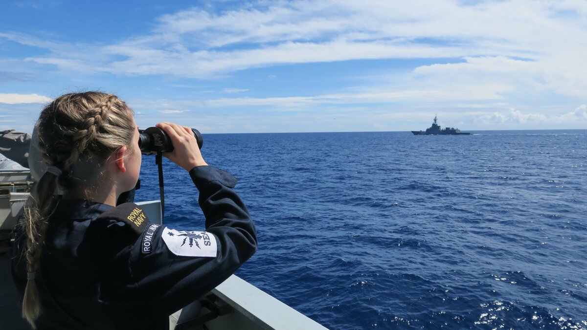 英國皇家海軍「史佩號（P234）」，23日與澳洲皇家海軍「雪梨號（DDG 42）」在南沙群島附近海域進行「航行自由」活動。 圖：翻攝「X」@DefenceOps