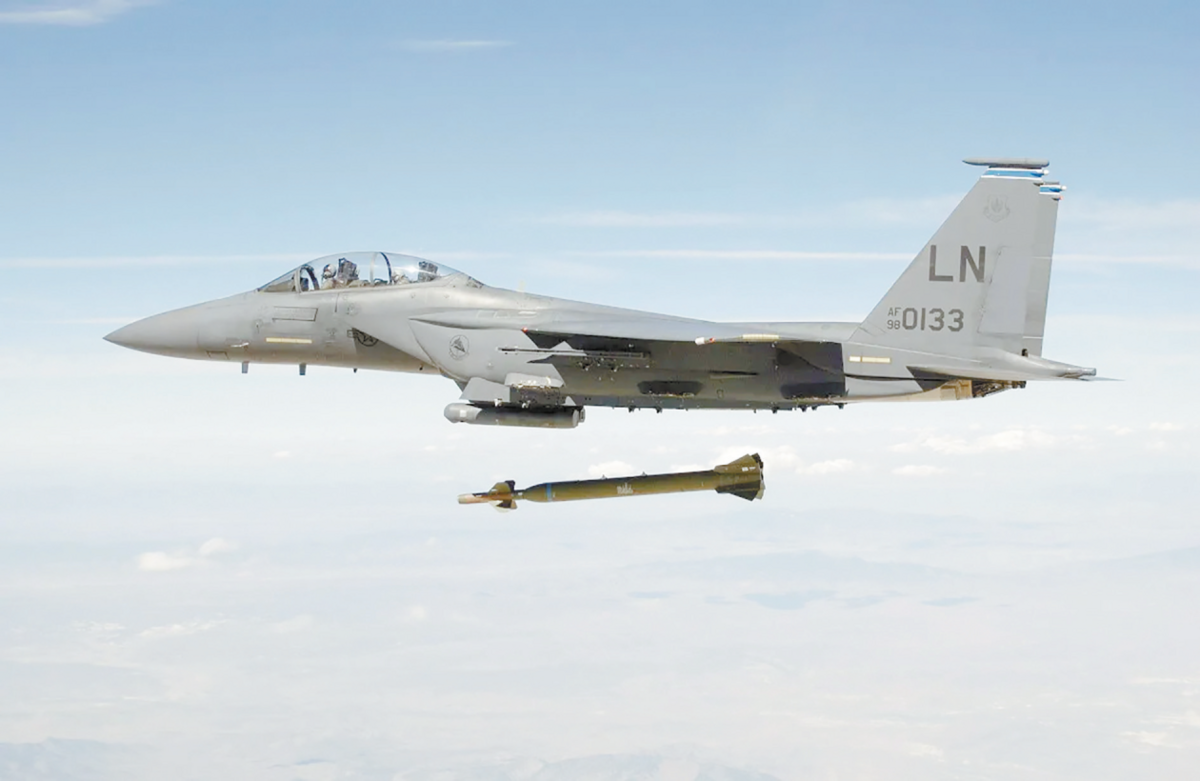 美國空軍F-15戰鬥機投擲的5000磅GBU-28鑽地炸彈。 圖：翻攝U.S. Air Force