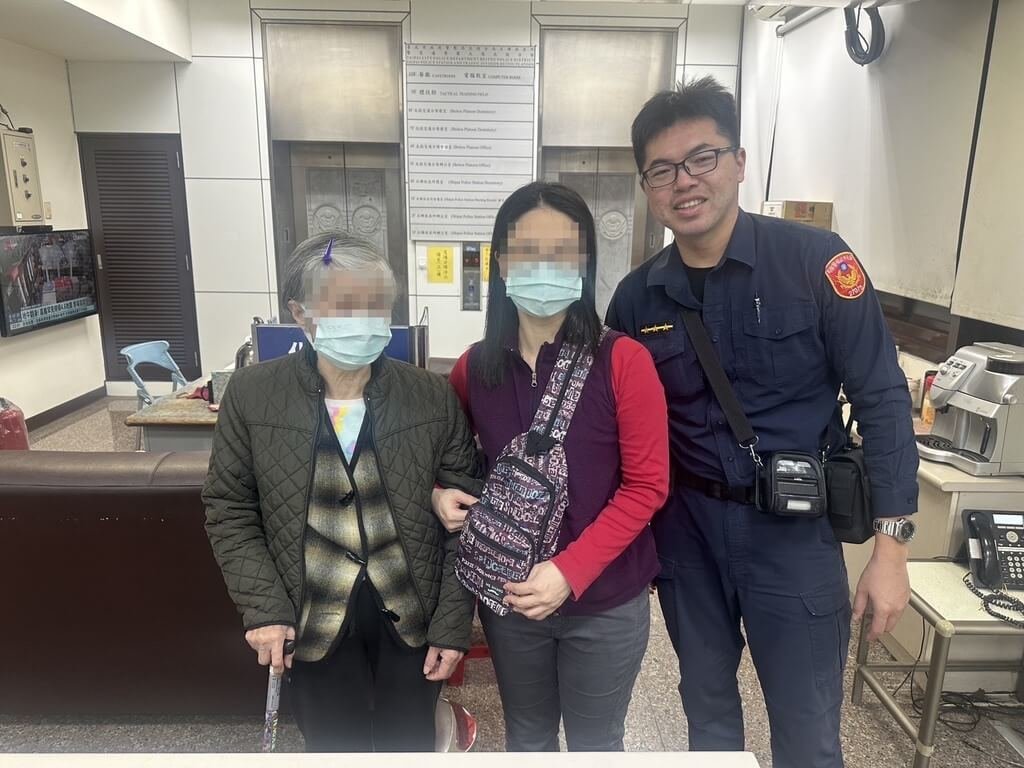 台北市警察局北投分局員警許哲豪（右）113年尋獲失蹤人口達10件，獲頒內政部警政署全國失蹤人口查尋工作績優獎。（警方提供）中央社記者劉建邦傳真  114年6月26日