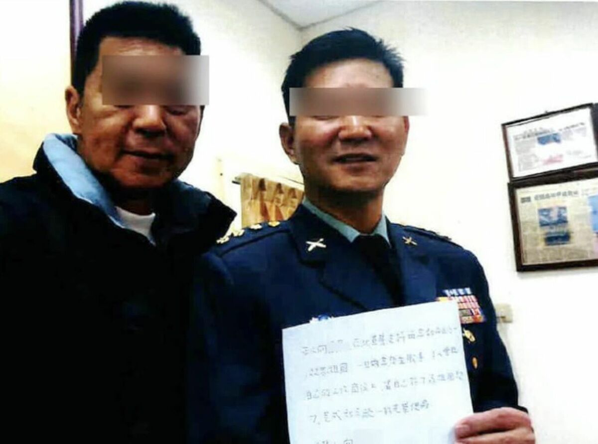前軍官邵維強（左）自稱見過習近平，他在金門開旅行社吸收前上校向德恩（右）簽效忠中國誓約書並拍照傳送中國。（讀者提供）