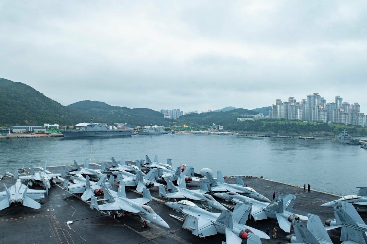 美國航空母艦「羅斯福號（CVN-71）」2024年6月停靠韓國釜山海軍基地。 圖：翻攝「X」@US7thFleet