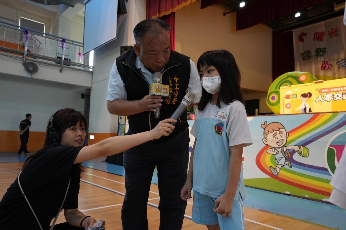 內政部國土管理署都市基礎工程分署長陳俊雄與現場小學生互動。 圖：台中市政府/提供