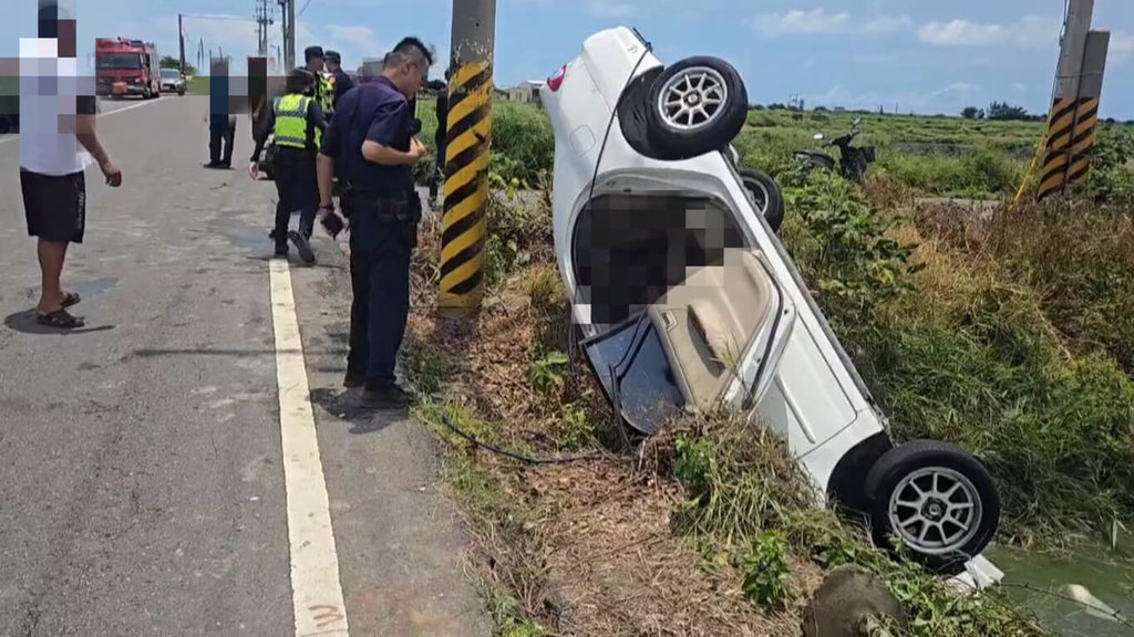 嘉義縣東石鄉網寮村170縣道26日發生汽車衝落魚塭意外，警消獲報馳援、到場拉起車輛，車內黃姓女駕駛已無生命徵象，送醫不治。（嘉義縣消防局提供）中央社記者蔡智明傳真  114年6月26日
