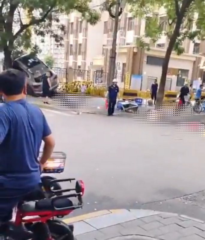 中國北京密雲區第一小學門口發生一起汽車衝撞學生的驚悚「獻忠」事件。圖片已經過馬賽克。 圖：翻攝自 X @李老師不是你老師