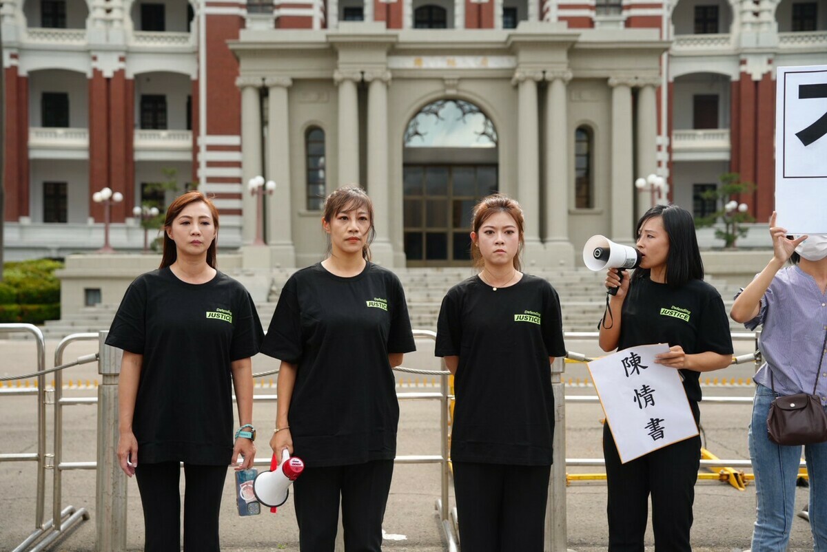 民眾黨主席黃國昌在新北市地方4位主任林子宇（右2）、陳怡君（左2）、陳語捷（右1）、周曉芸（左1）下午衝總統府抗議總統賴清德「雜質說」。 圖：民眾黨 / 提供