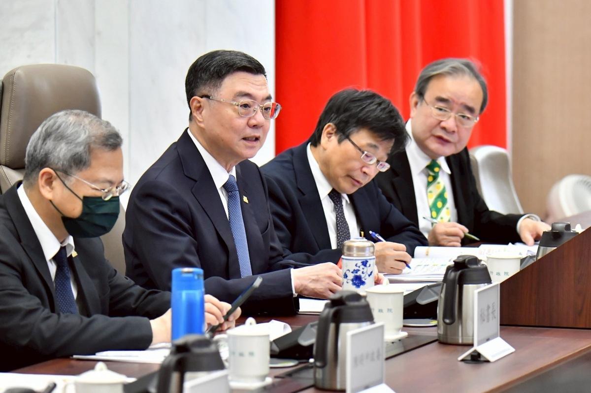行政院長卓榮泰今（26）日主持「行政院食品安全會報114年第2次會議」，聽取「乳品標示規定及相關配套措施」及「飼料用奶粉之管理與精進作為」報告。 圖：行政院提供
