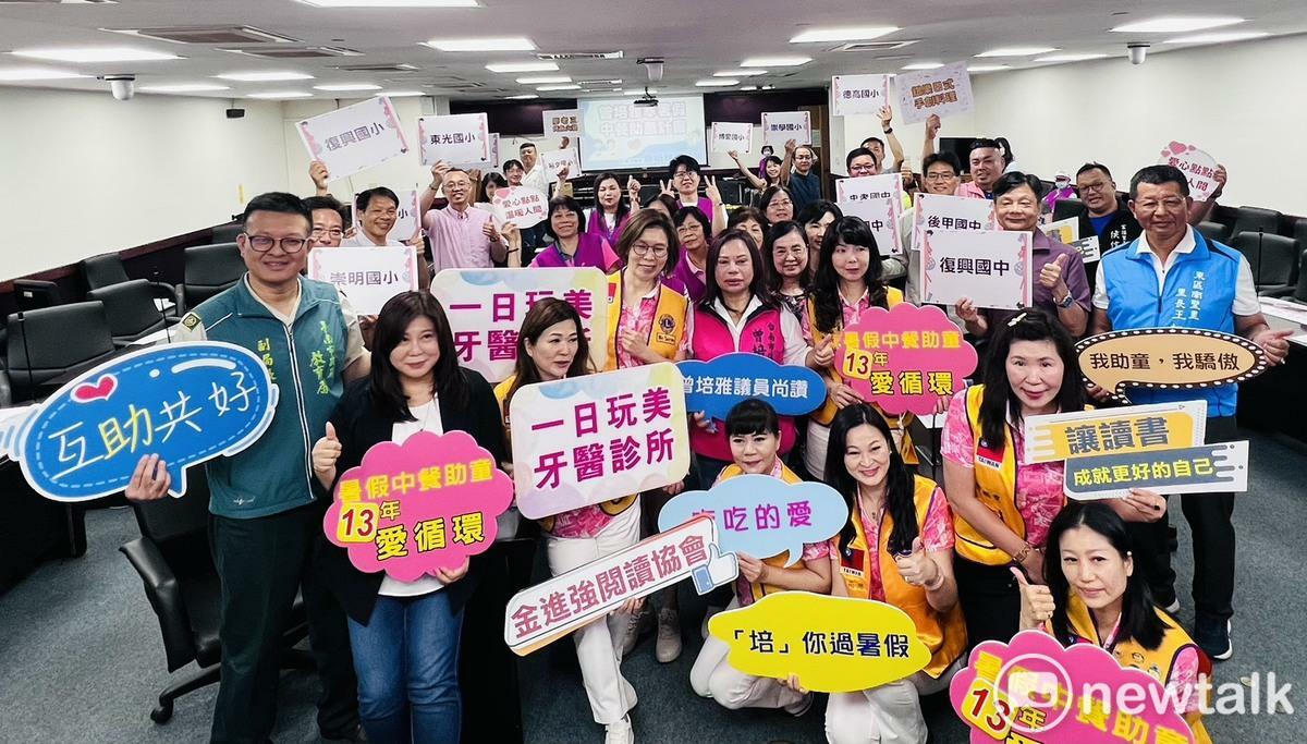 活動行前記者會中，台南市東區13所國中小校長一同到場支持，共同見證這份長達13年的愛心延續。眾多在地團體與企業也長期投入支持，讓這項助童計畫能年年持續推動不間斷。 圖：曾培雅服務處提供