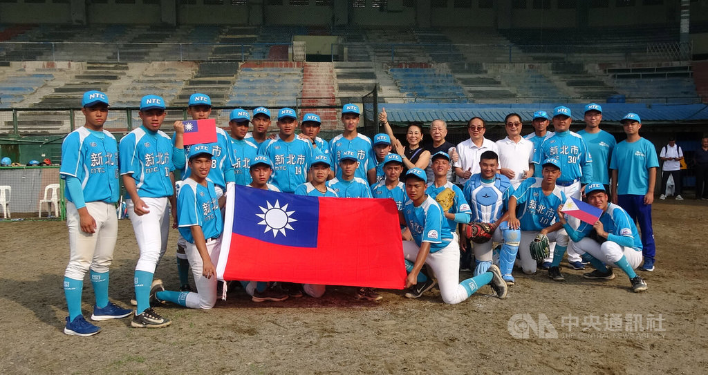 2025年小馬聯盟帕馬級亞太區青棒錦標賽，由新北市穀保家商青棒隊代表出征的台灣隊，4戰全勝奪冠，取得赴美參加世界賽資格。圖為教練團、選手以及旅菲台商26日在第4戰賽後合影。中央社記者林行健馬尼拉攝  114年6月26日