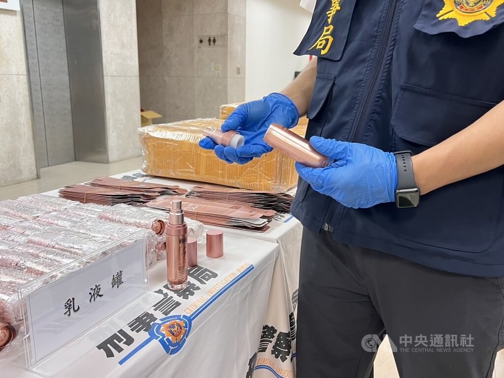2名在台合法工作的泰國移工遭詐騙集團利誘，涉嫌協助收取海外寄來、偽裝成乳液罐的毒品包裹，刑事局獲報後循線逮捕2人送辦，26日並展示各項贓證物。（翻攝畫面）中央社記者劉建邦傳真  114年6月26日