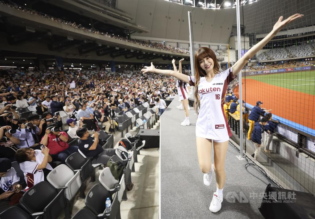 樂天桃猿去年4月7日在台北大巨蛋交手中信兄弟，啦啦隊樂天女孩於一、三壘帶動加油氣勢。（中央社檔案照片）