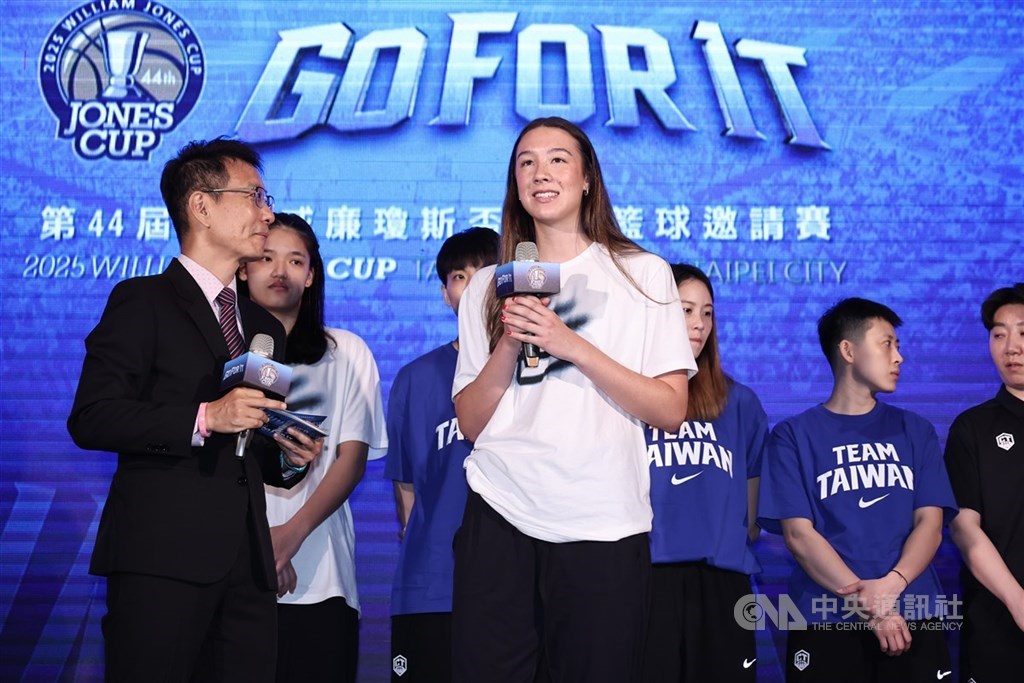 台美混血籃球好手洪蓓文（Belle Bramer）（前右），入選世界大學運動會女籃代表隊，7月將代表台灣征戰國際賽舞台。（中央社檔案照片）