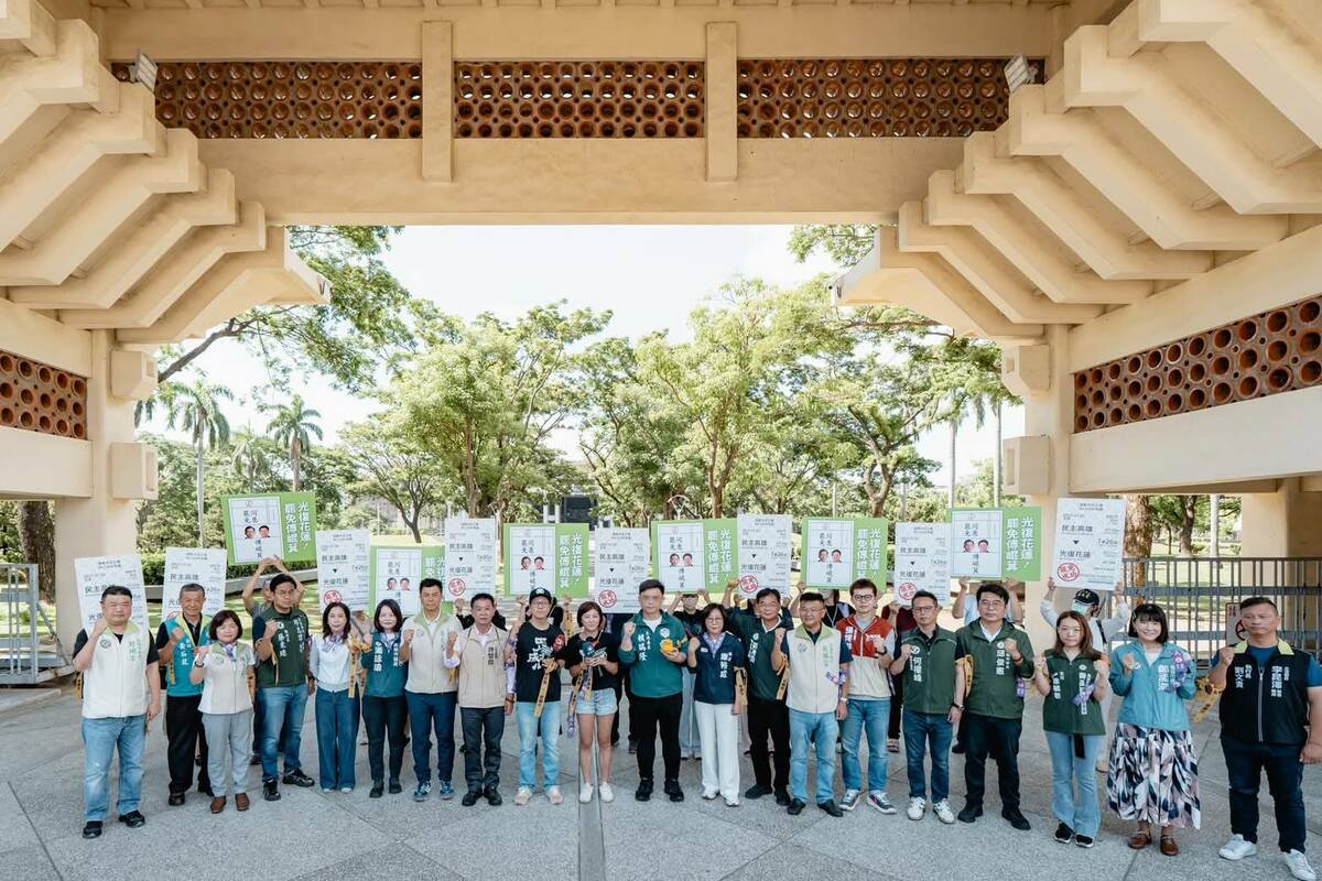 民進黨在地民意代表一同力挺「高雄挺花蓮、民主再出發」行動。 圖：取自Wecare高雄臉書